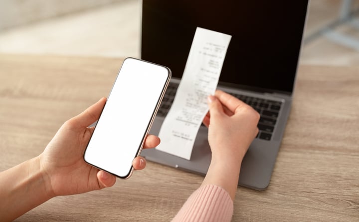 woman manually scanning her recepit